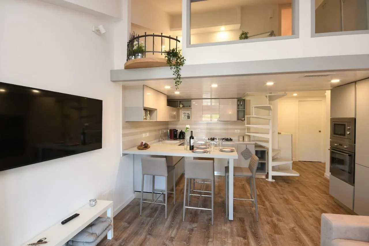 Costa D'Oro Deluxe Apartment Sirmione Italy