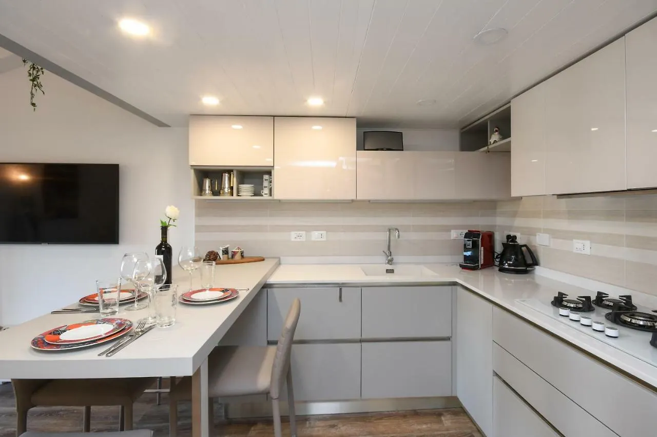 Costa D'Oro Deluxe Apartment Sirmione Italy