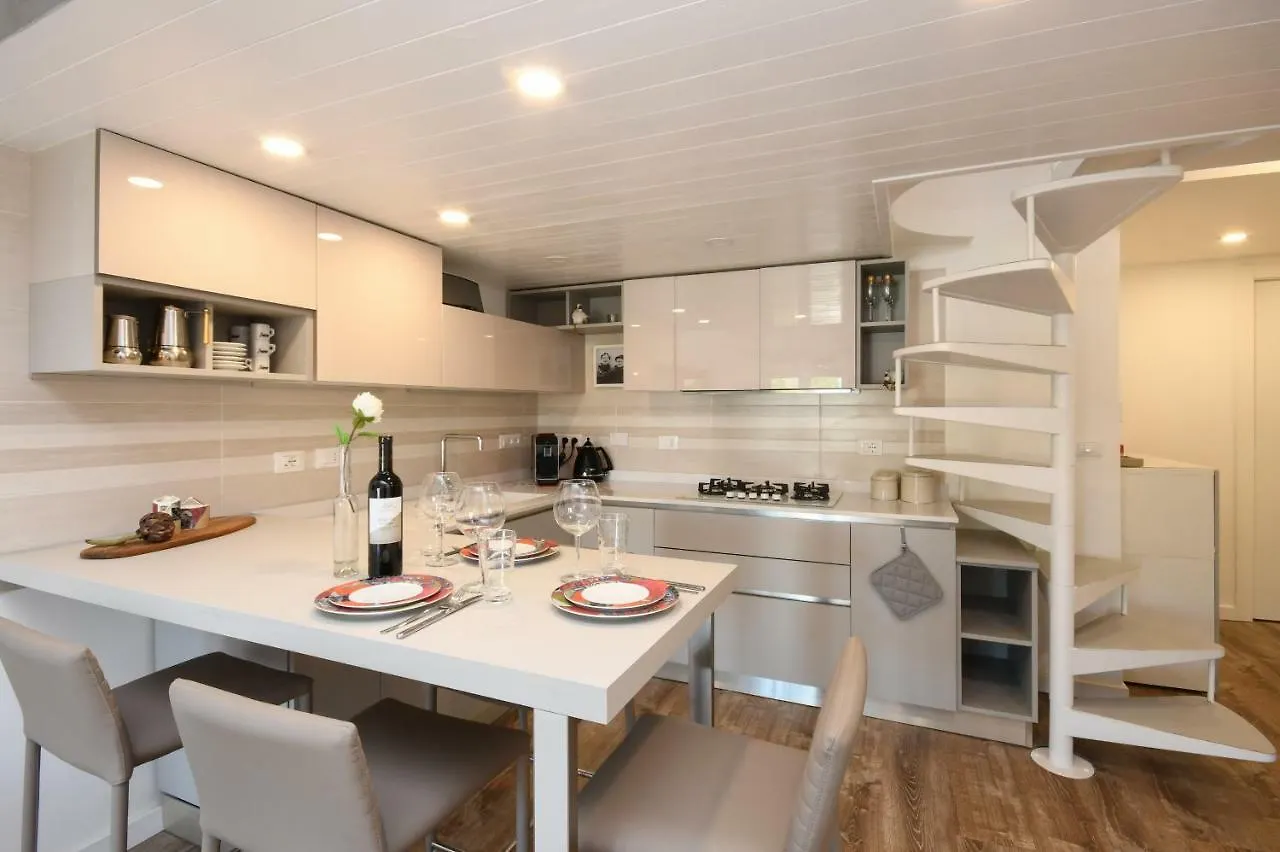 Costa D'Oro Deluxe Apartment Sirmione